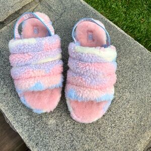 UGG Fluff Yeah Slide Tie Dye slippers. A style combining a slipper and a sandal.